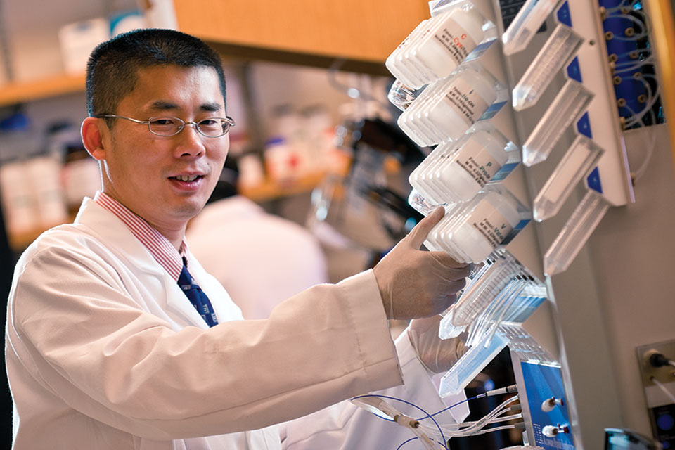 Bruce Yu working in lab