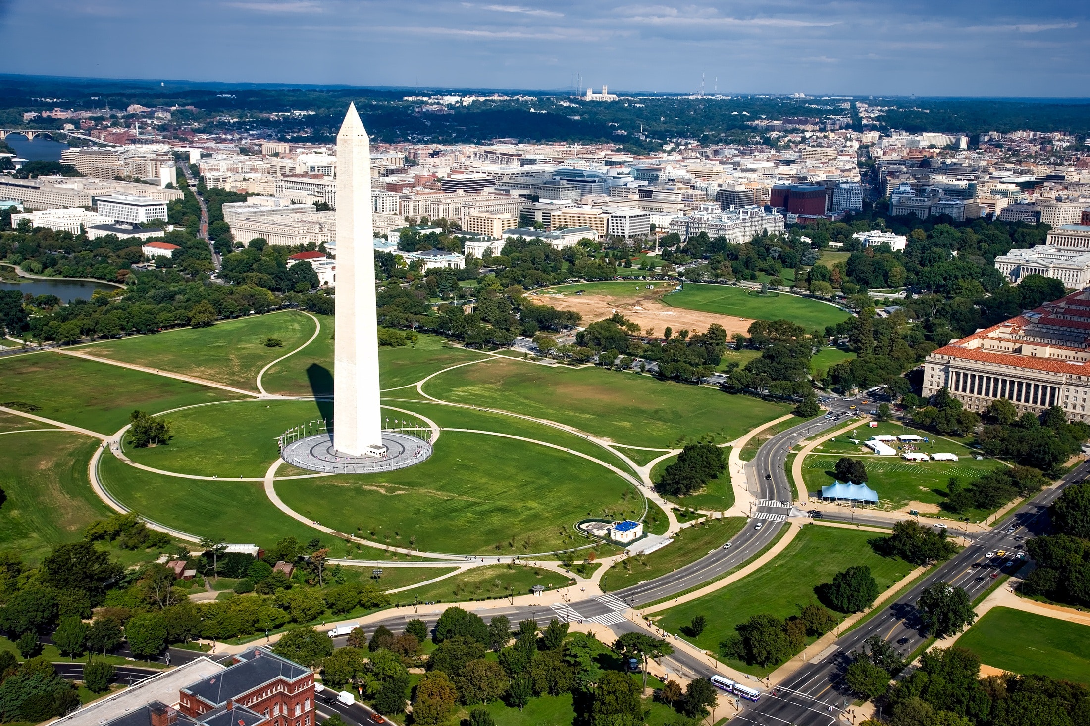 Image of the Washington monument, green space, and buildings.