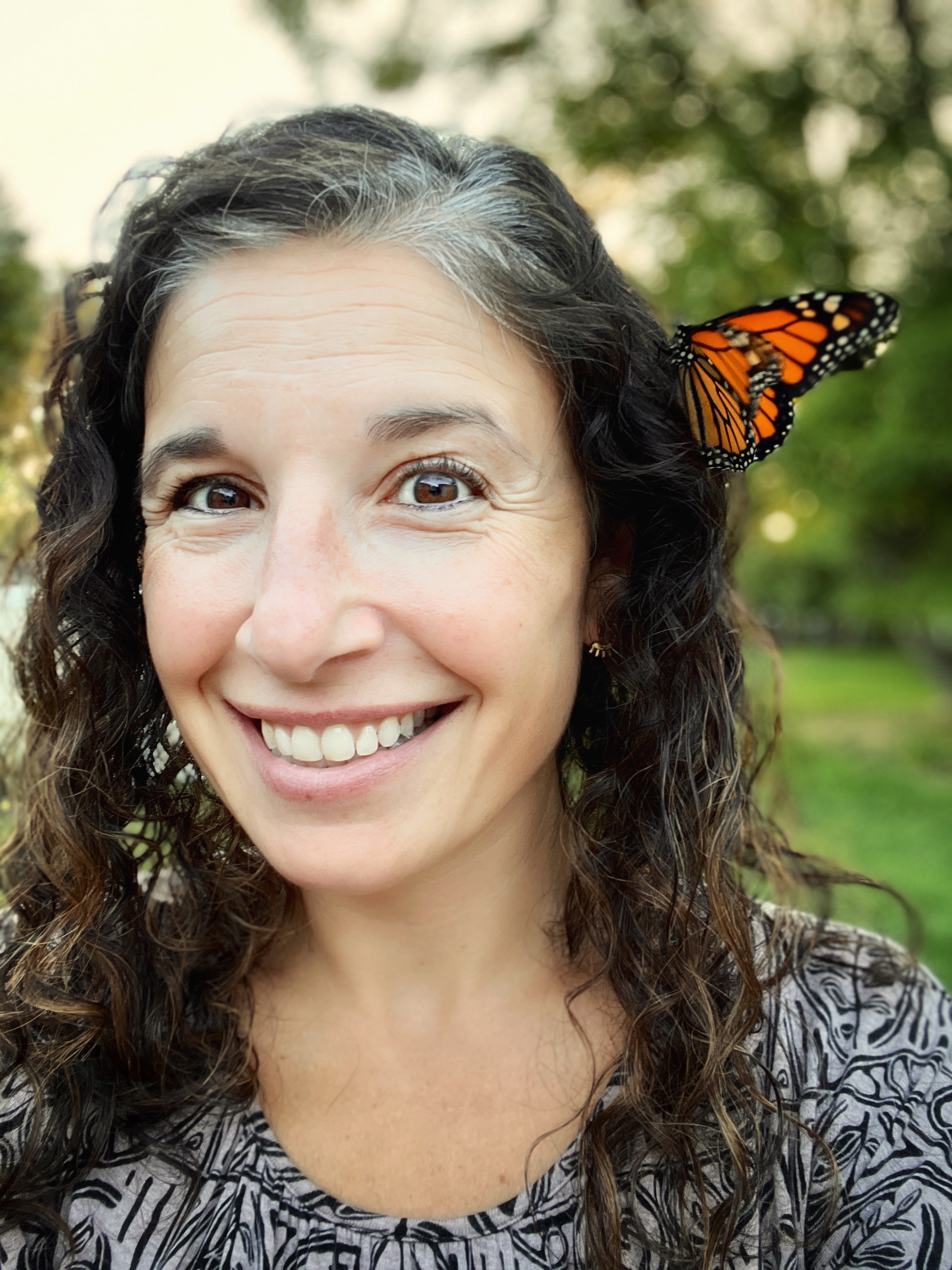 Giordana Segneri with butterfly in hair