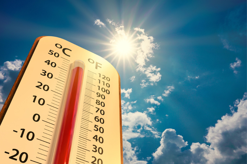 A thermometer outside under the sun is on the border of reaching 120º Fahrenheit / 50º Celsius.