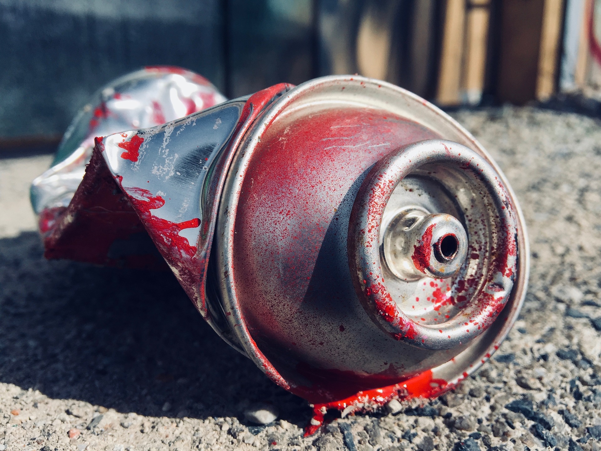 Spray paint can